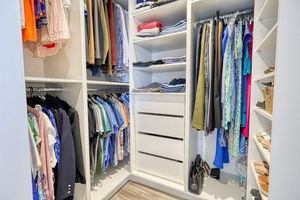 Master Walk in Wardrobe- click for photo gallery